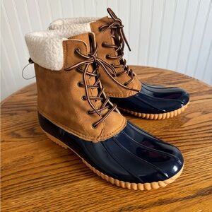 🍁Classic duck boots in women’s size 9